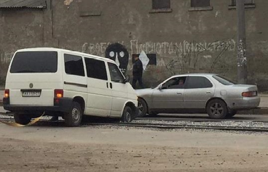 В Харькове машина застряла на рельсах (фото)