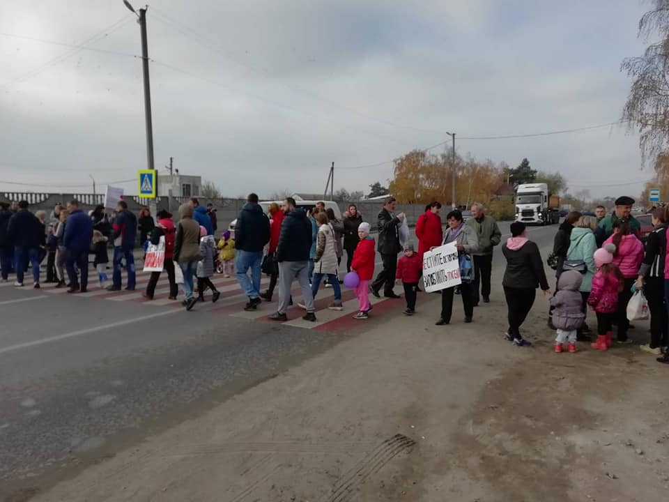 Под Харьковом протестующие перекрыли трассу (фото)
