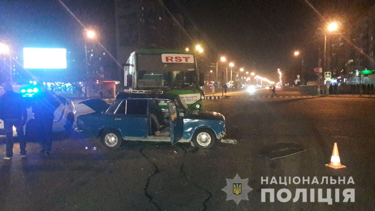 В Харькове маршрутка попала в аварию. Есть пострадавшие (фото)