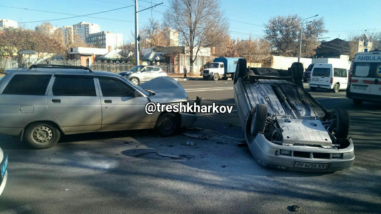 Авария на Гагарина: машина перевернулась на крышу (фото)