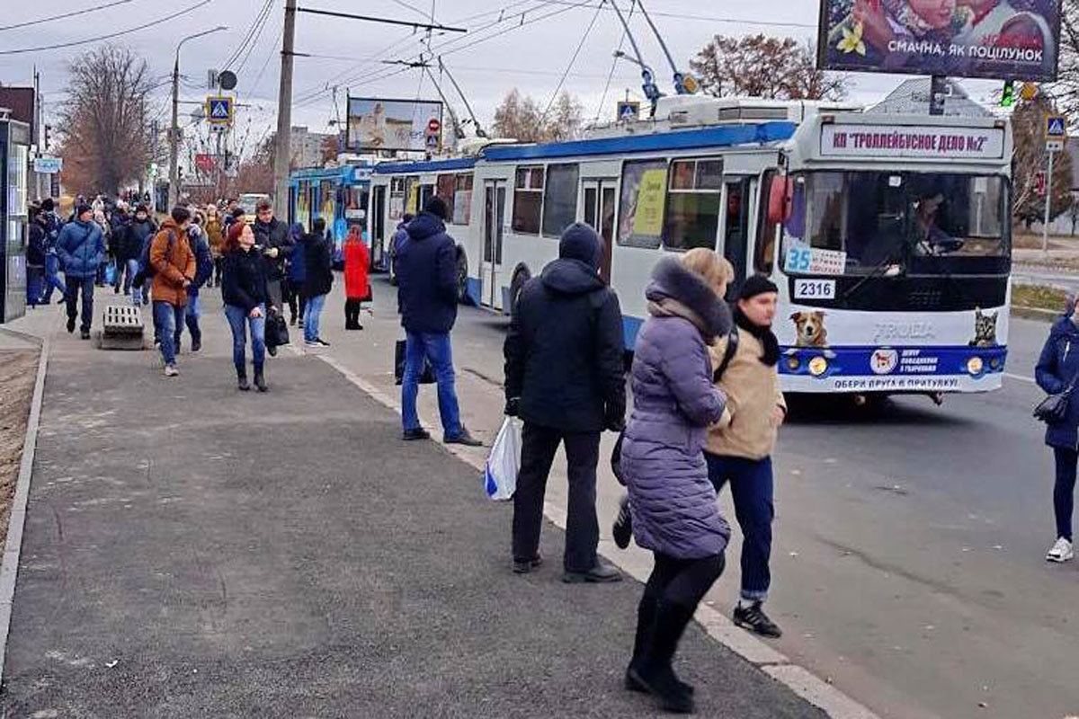 В Харькове стояли троллейбусы (фото)