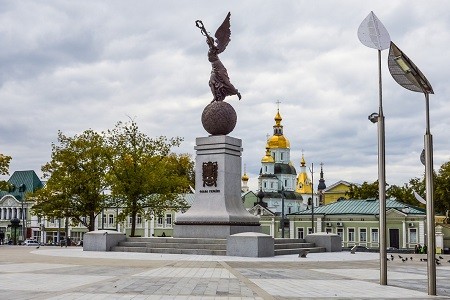 На площади Конституции запретят парковку