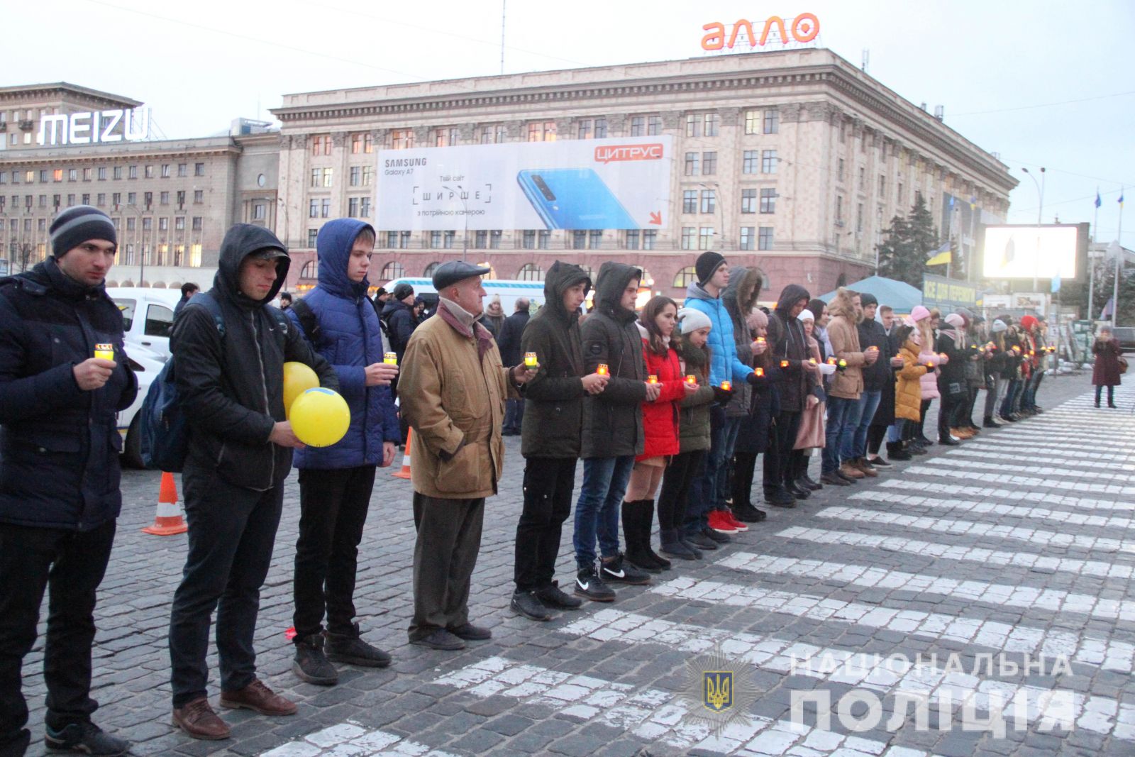 На площадь Свободы принесли зажженные свечи (фото)