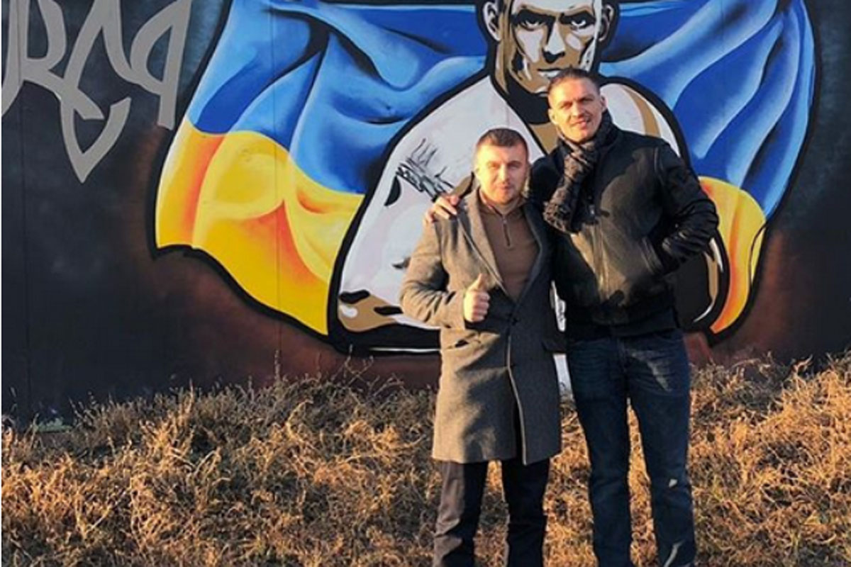 Усик сделал селфи в Харькове возле своего граффити (фото)