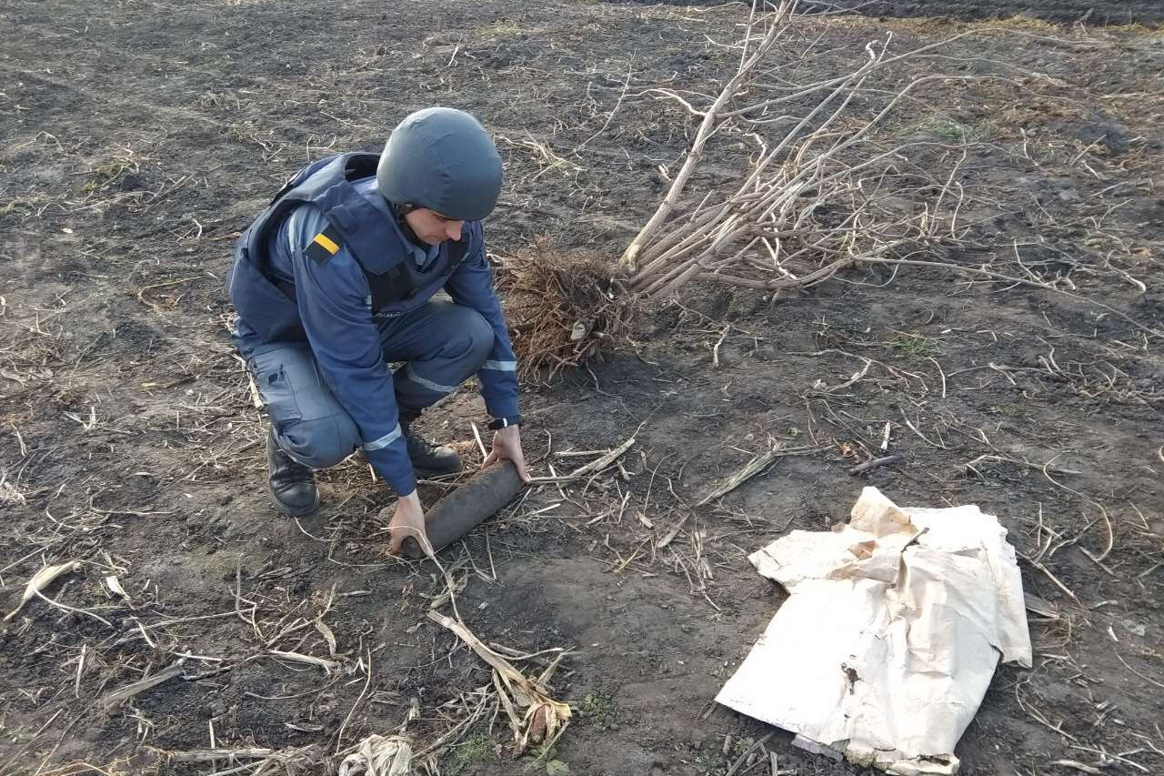 Возле частного дома под Харьковом обнаружили снаряд