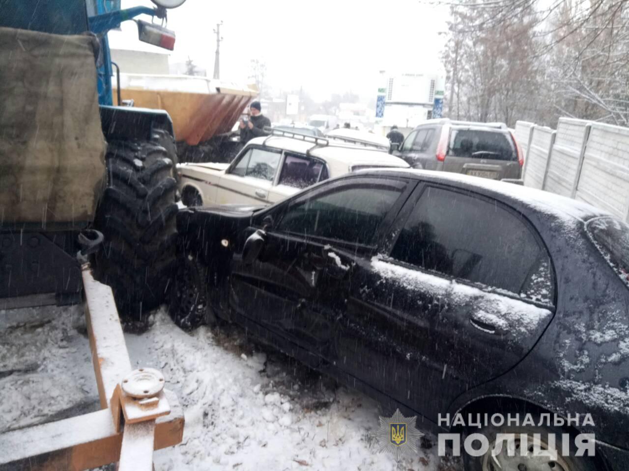 Под Харьковом - массовое ДТП с трактором (фото)