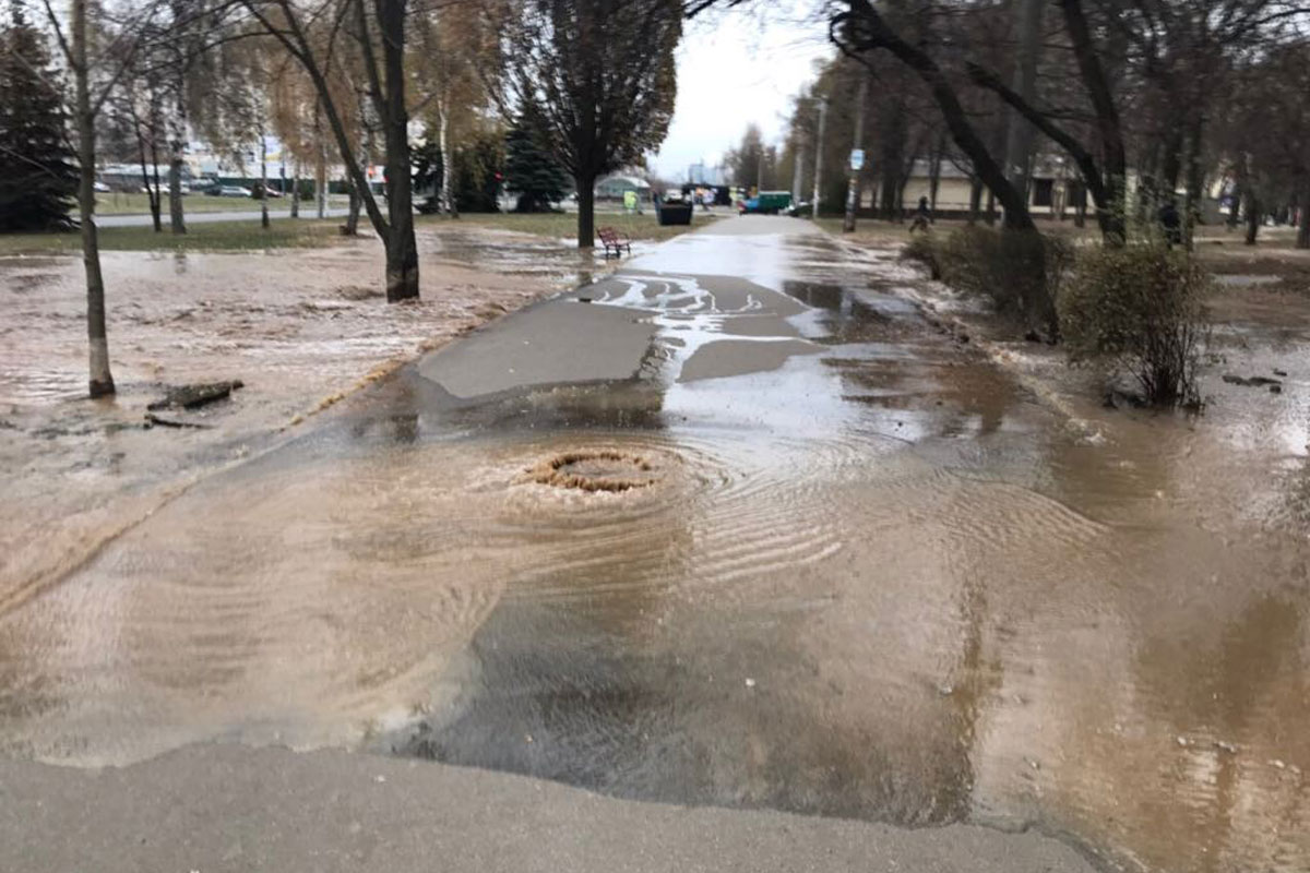 На Алексеевке - крупная авария на водопроводе (фото)