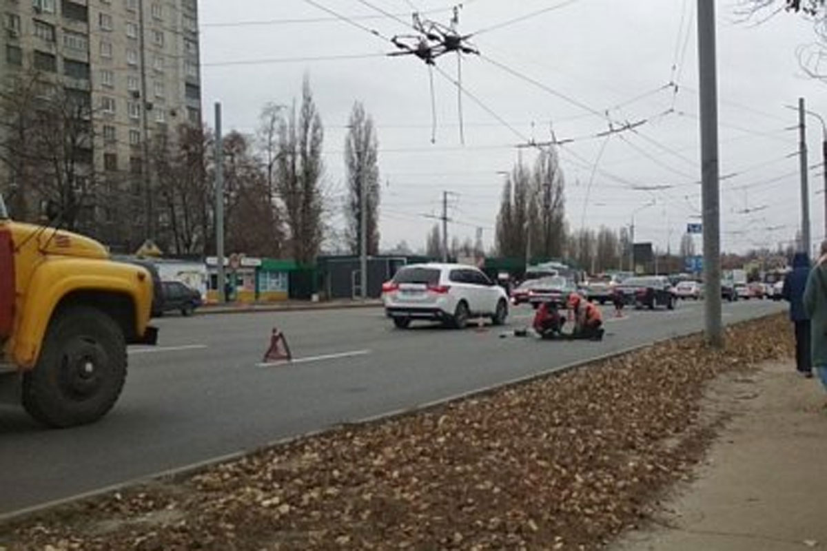На Салтовке стоят троллейбусы