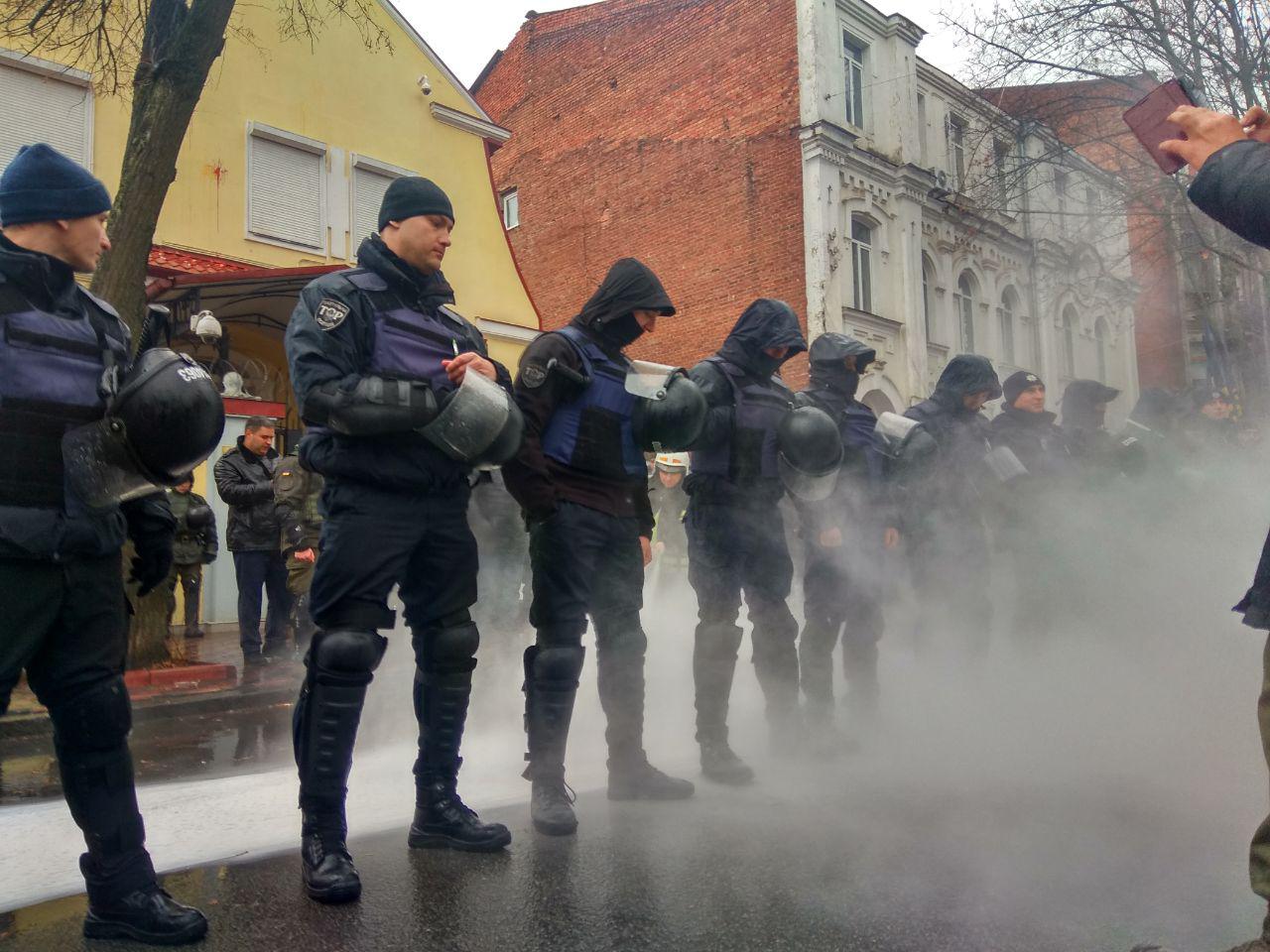 Возле Генконсульства России жгут шины (фото)