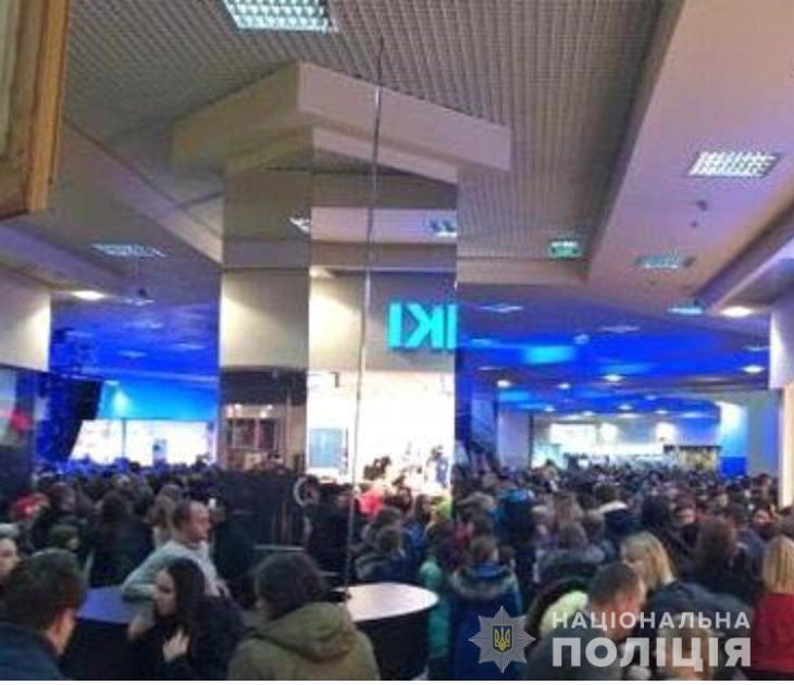 Слезоточивый газ в харьковском ТРЦ распылил охранник