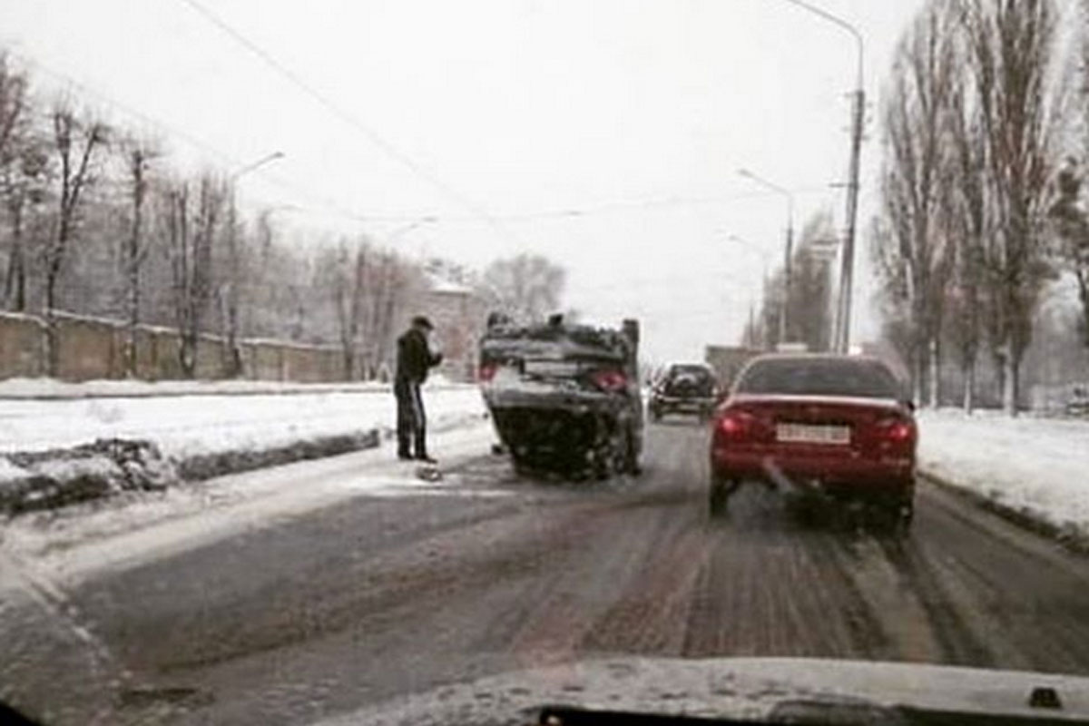 В Харькове перевернулась легковушка (фото)
