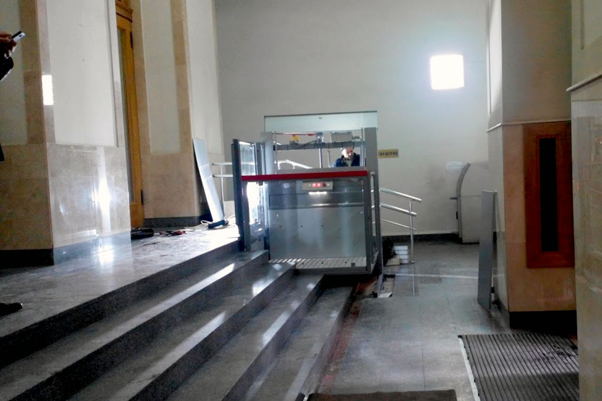В горсовете монтируют лифт