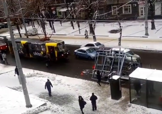 Из грузовика на дорогу высыпались оконные рамы (видео)