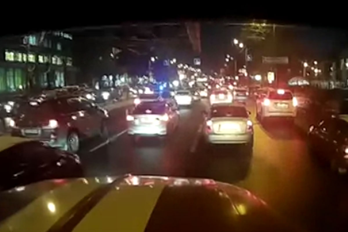 В Харькове водители не пропускали пожарную машину (видео)
