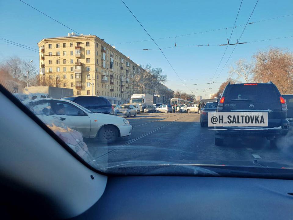 Авария на Московском заблокировала движение трамваев (фото)