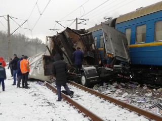 Под Харьковом грузовик врезался в поезд