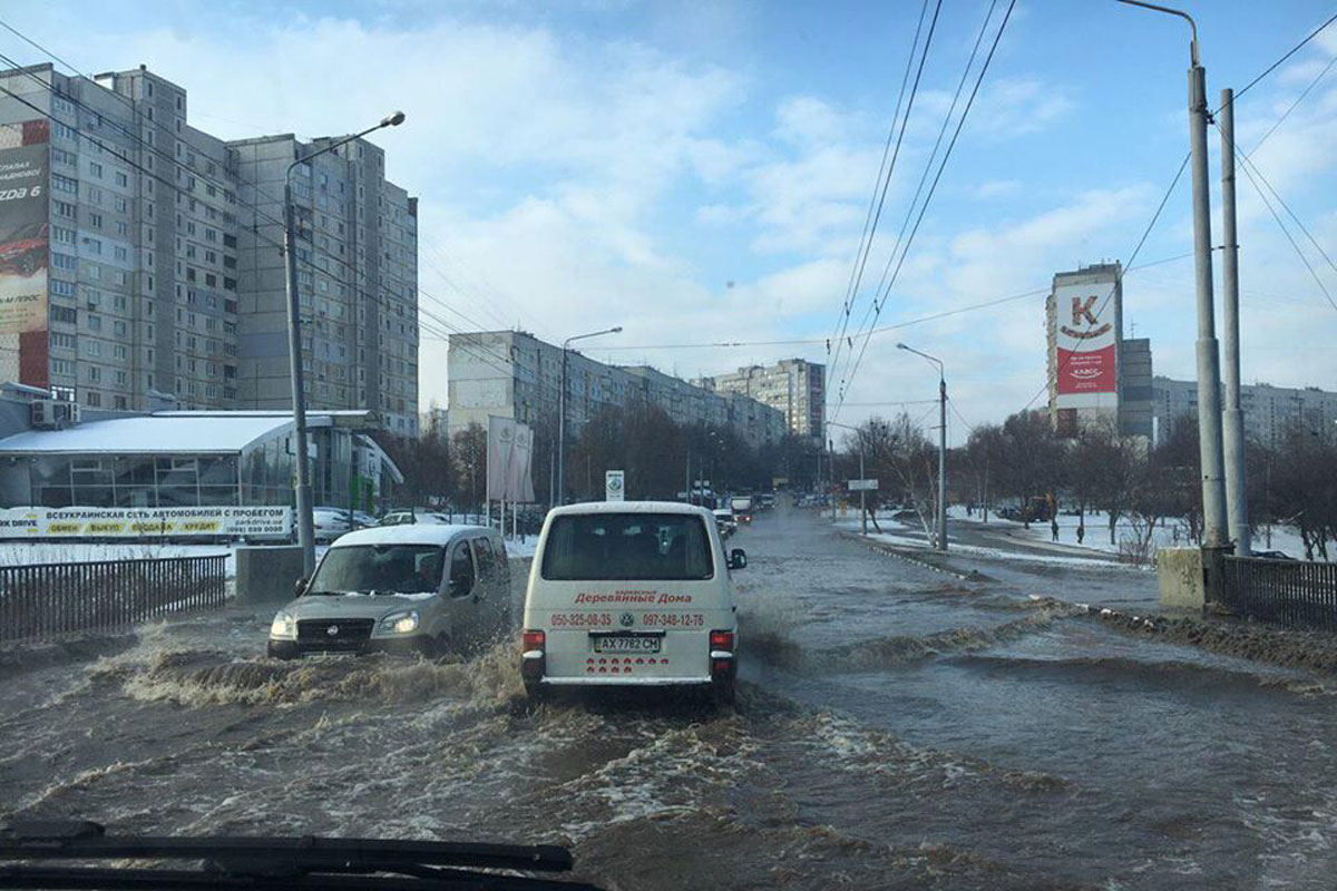 На Алексеевке дорогу залило водой (фото, видео)