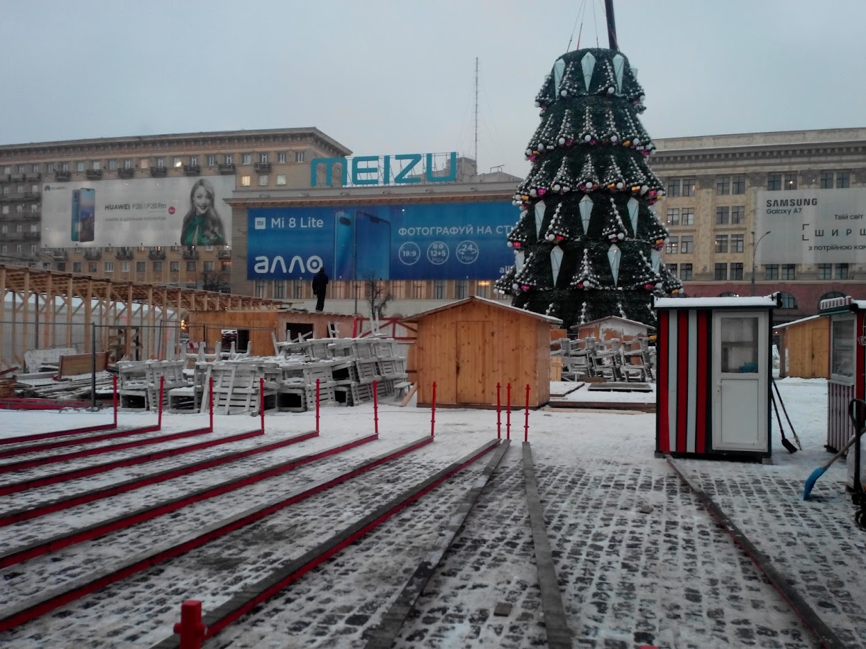 На площади Свободы заканчивают ставить елку (фото)