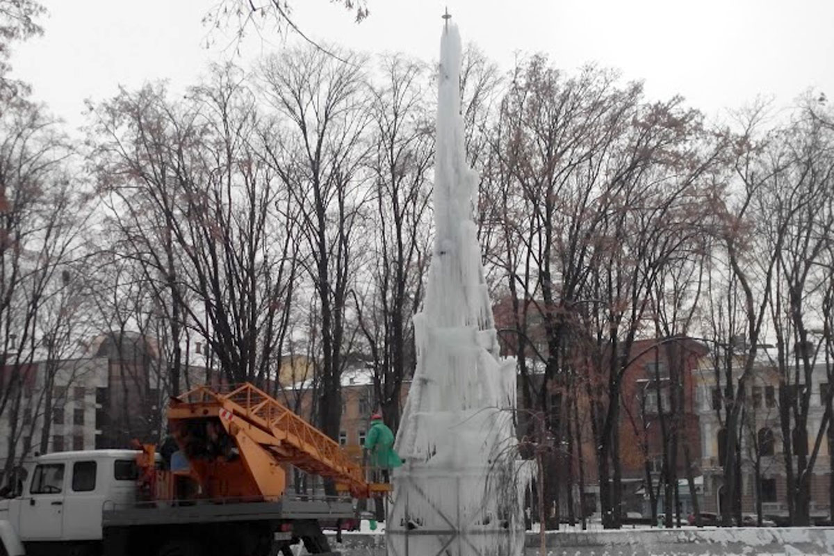 В центре Харькова образовался ледяной столб (фото)