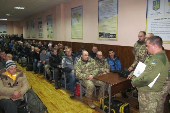 Военное положение: харьковские военкоматы собирают резервистов