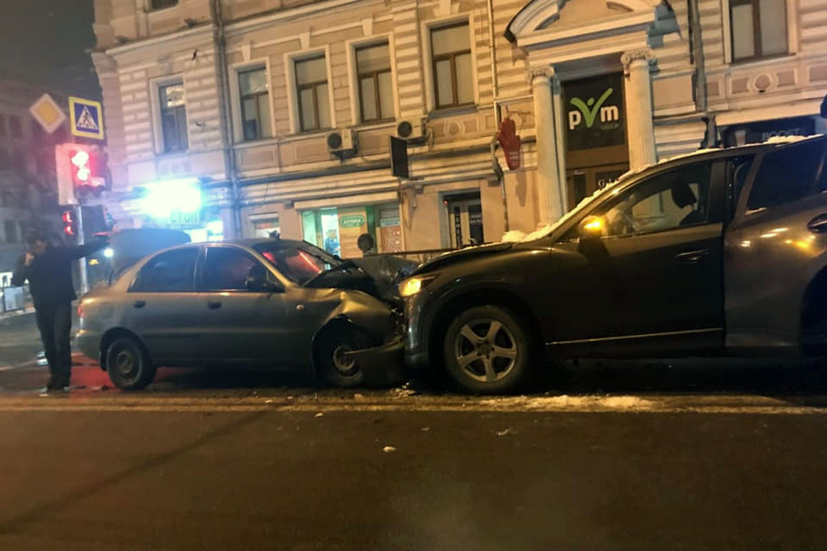 В центре столкнулись машины (фото)