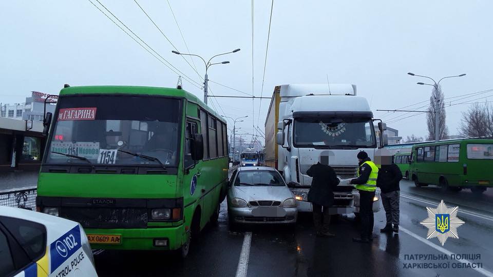 На Гагарина - тройное ДТП с маршруткой и грузовиком (фото)