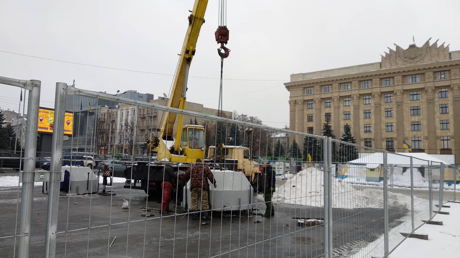 На площади Свободы оборудуют сцену (фото)