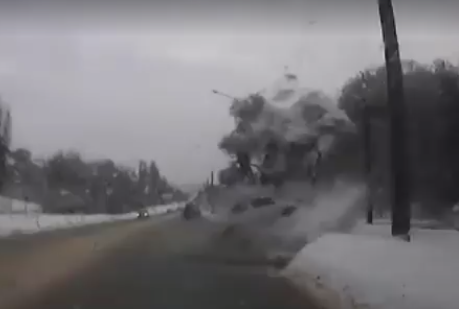 В Харькове машина влетела в дерево (видео)