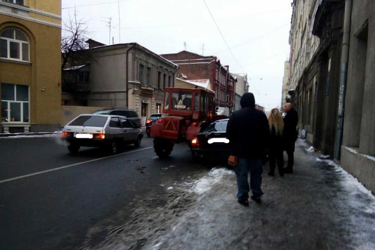 В центре Харькова самоходное шасси врезалось в легковушку (фото)