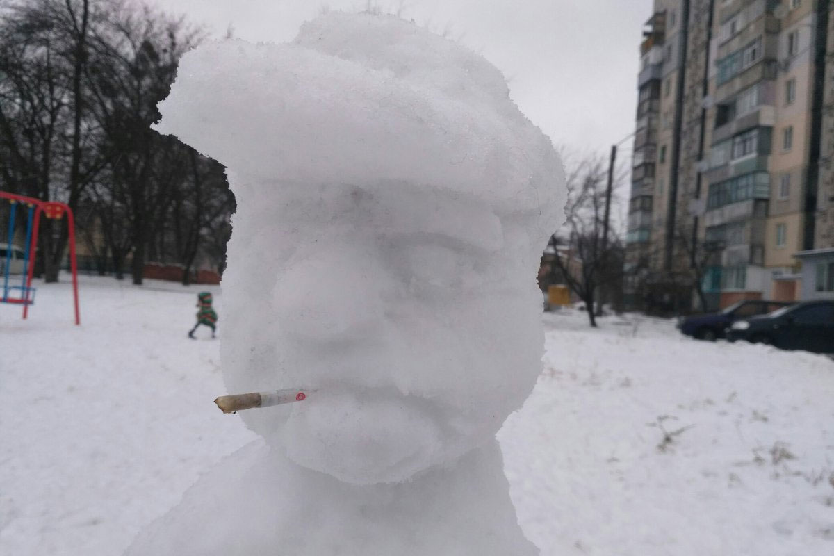 Харьковчане лепят оригинальных снеговиков (фото)