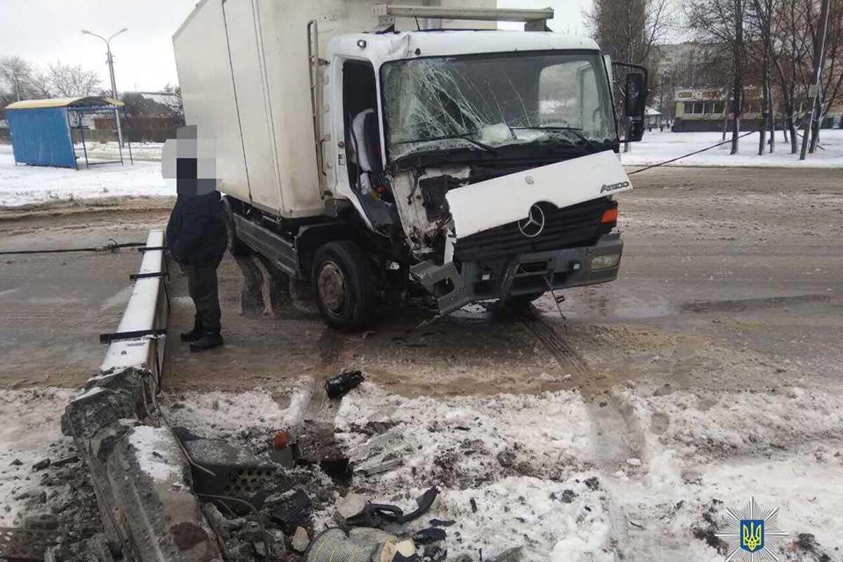 В Харькове Mercedes снес столб (фото)