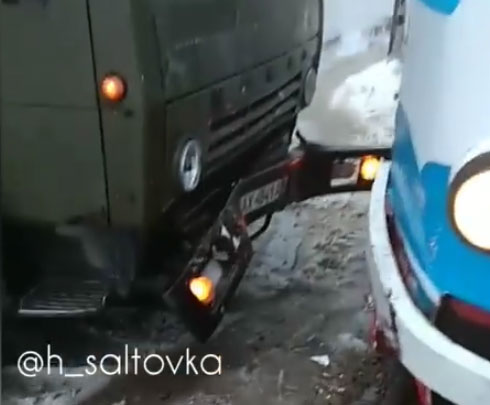 В Харькове КамАЗ врезался в трамвай (видео)