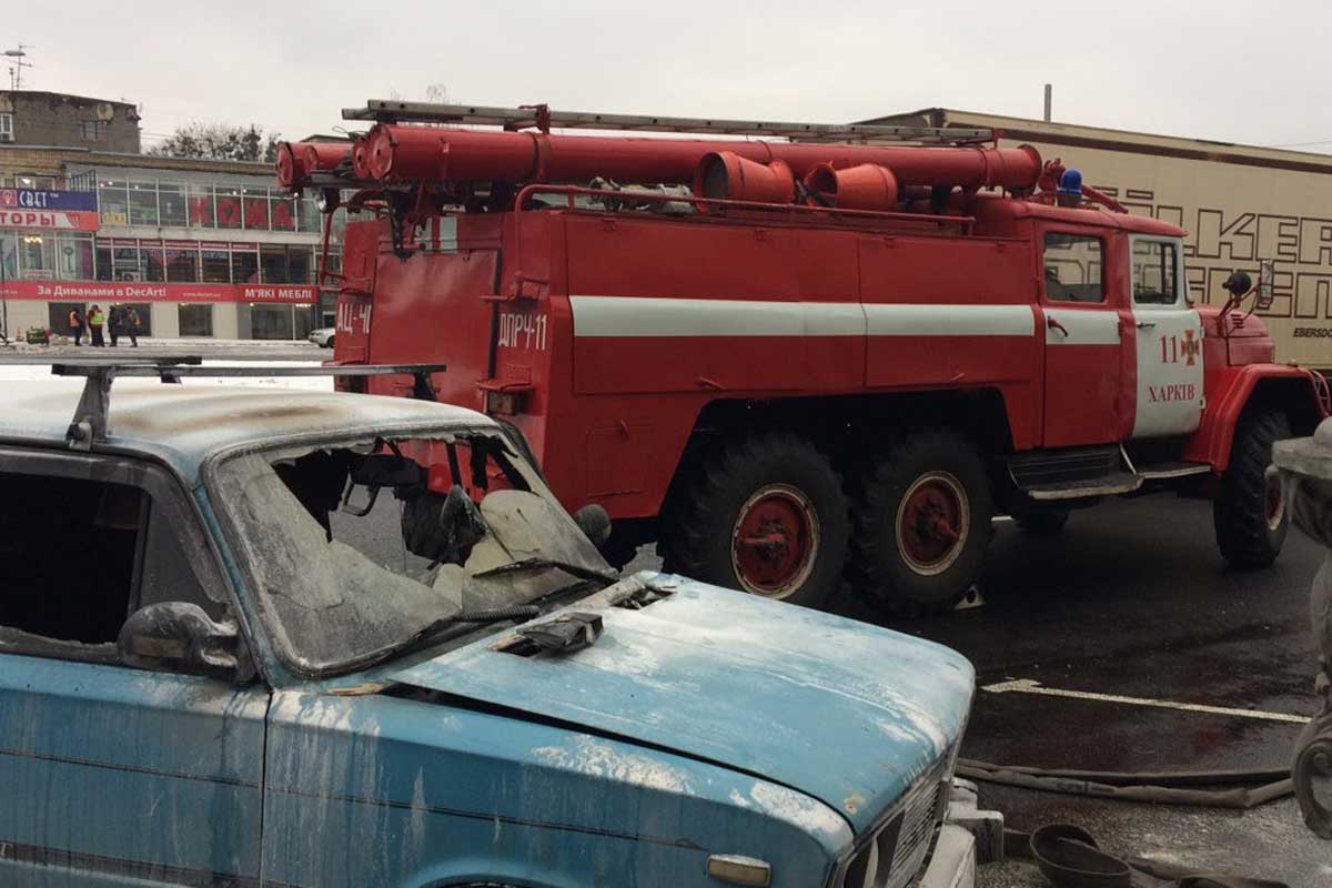 В Харькове вспыхнула легковушка (фото)