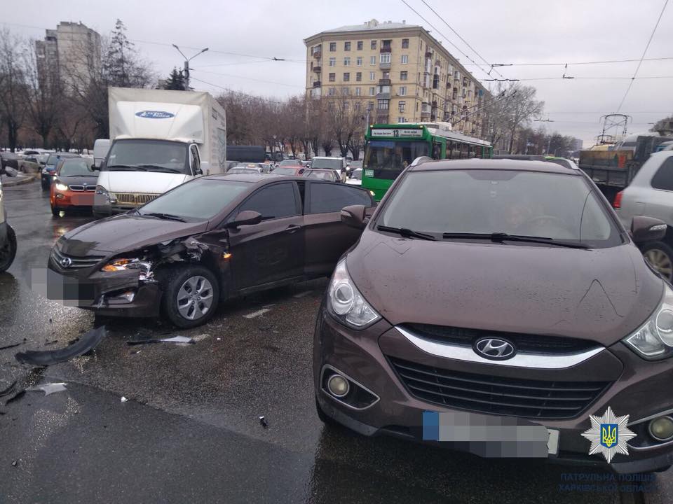 Авария на Московском заблокировала движение транспорта (фото)