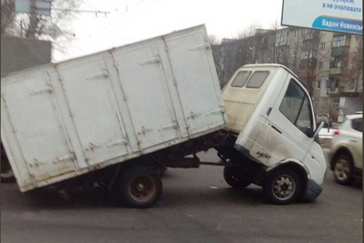 В Харькове переломился грузовик