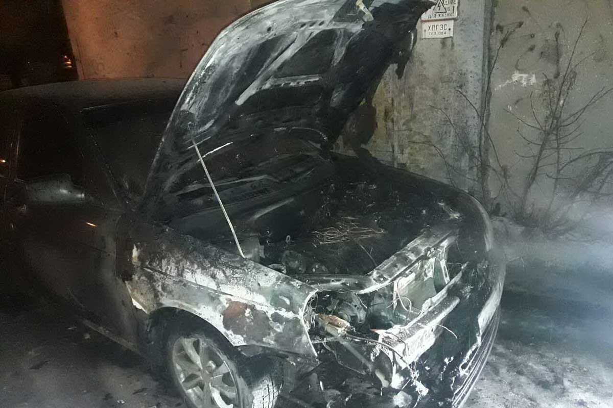 В Харькове автомобиль загорелся во время движения (фото)