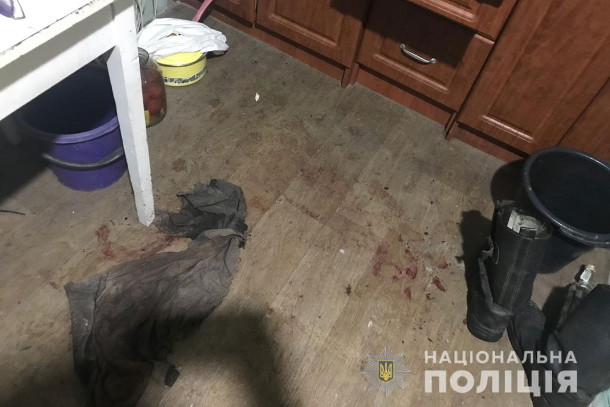 Под Харьковом женщина набросилась на мужа с ножом (фото)