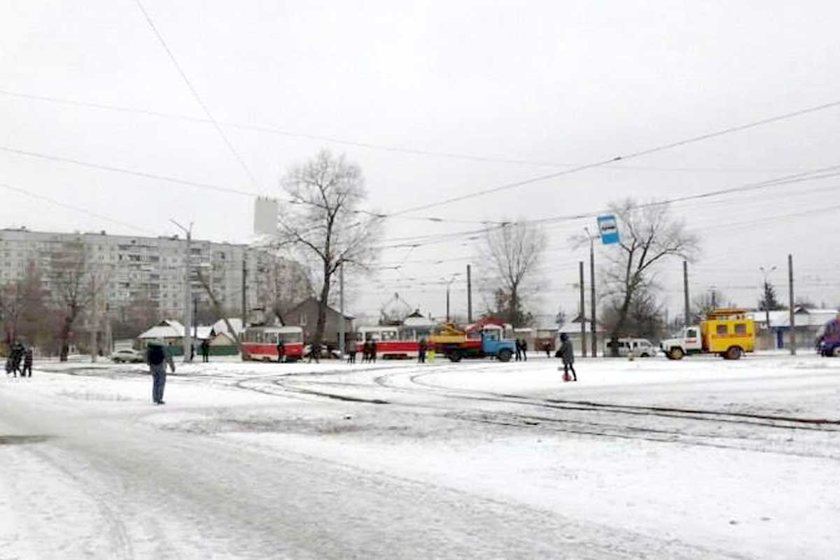 На Салтовке трамвай сбил столб (фото)