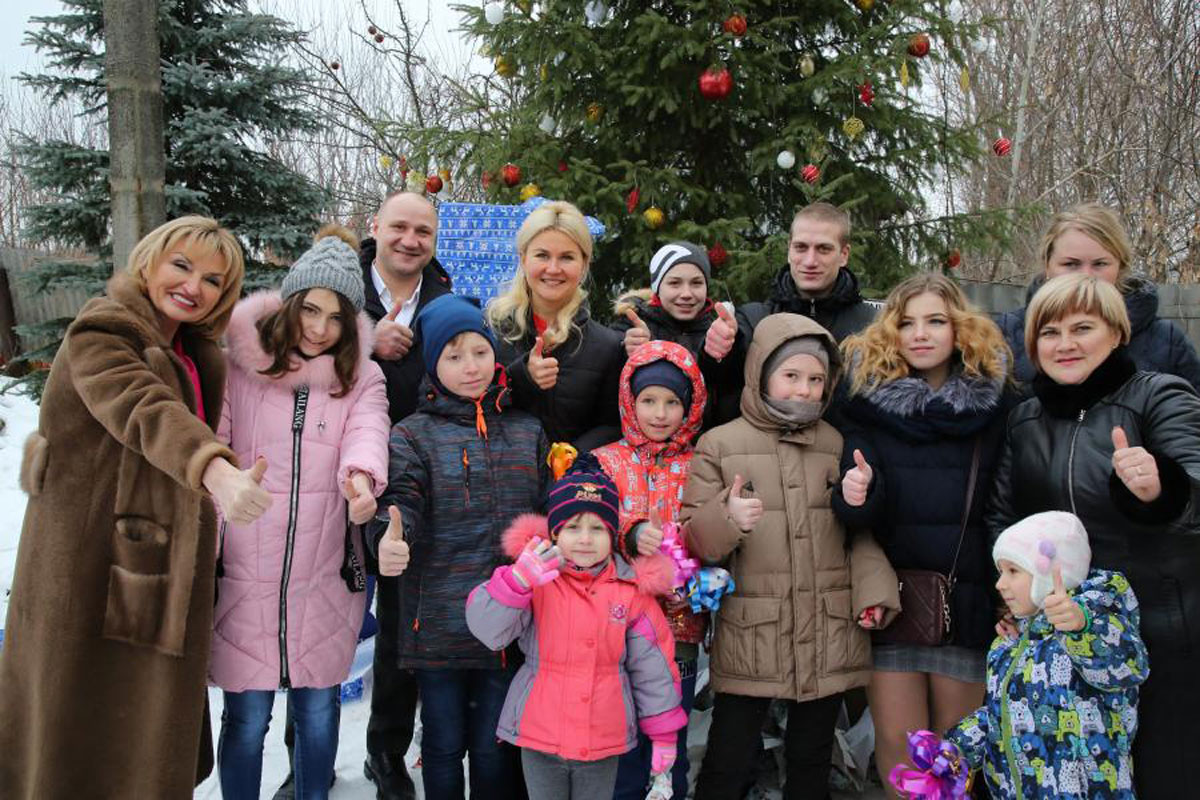 Светличная передала ключи от нового дома многодетной семье (фото)
