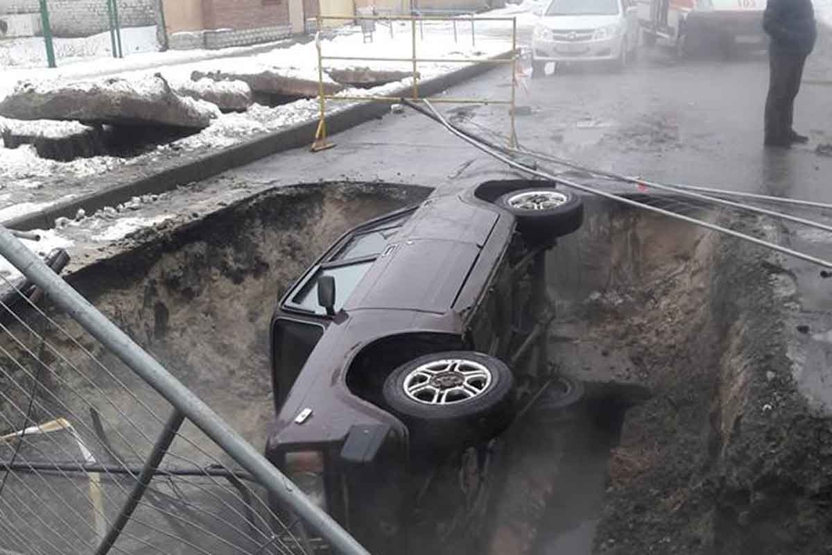 В Харькове две легковушки влетели в яму
