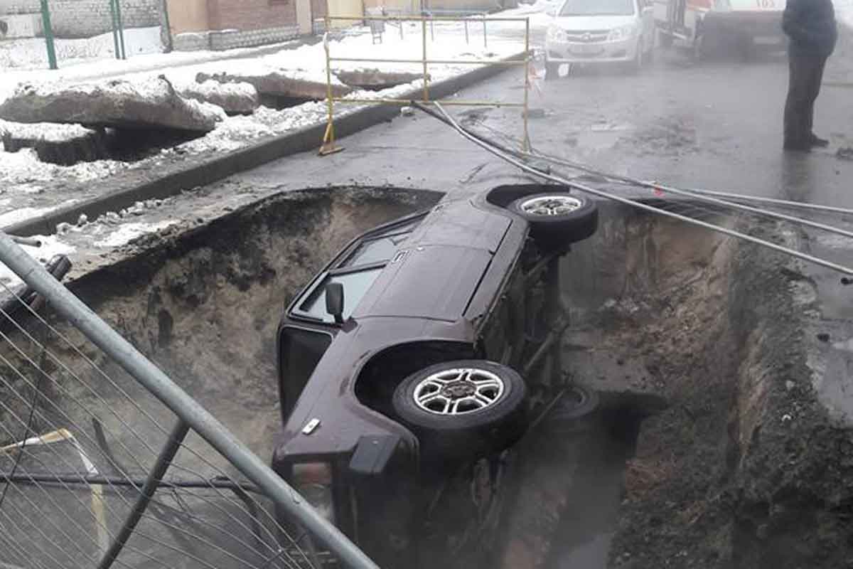 В Харькове две легковушки влетели в яму