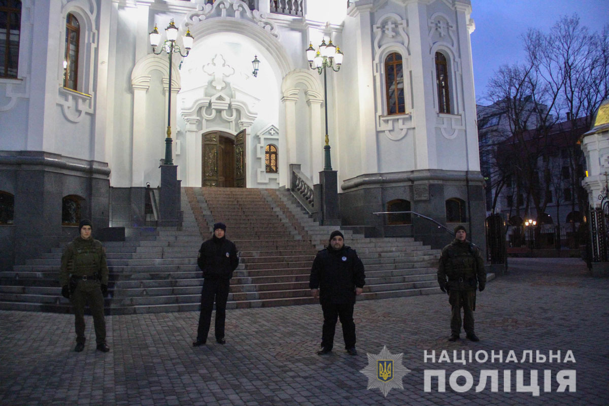 К харьковским храмам стянут силовиков