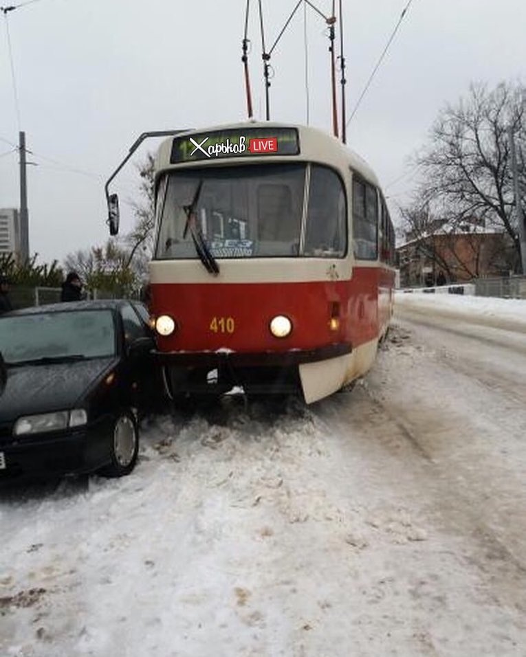 Сошедший с рельсов трамвай протаранил две машины (фото, дополнено)