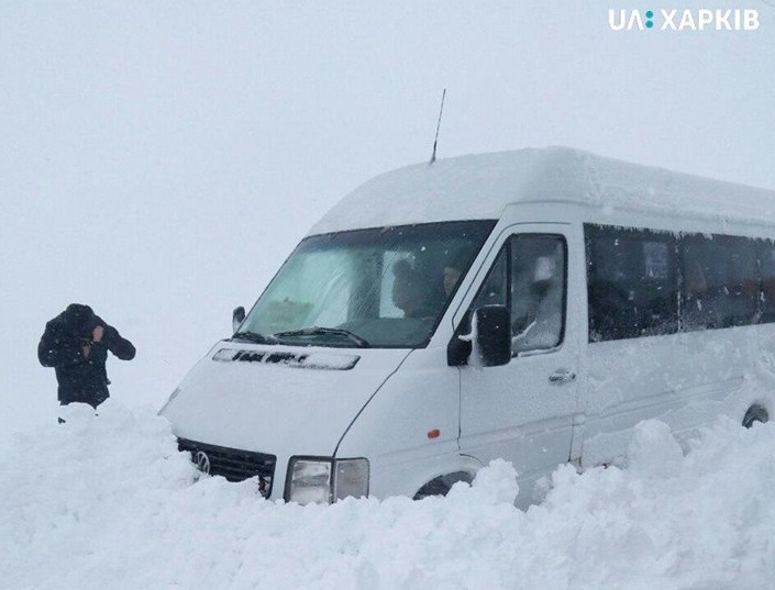 Под Харьковом застряли в снегу автобусы с людьми (фото)