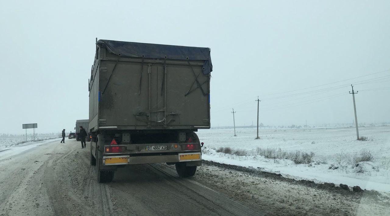 Под Харьковом на трассе стоят фуры и автобусы (видео)