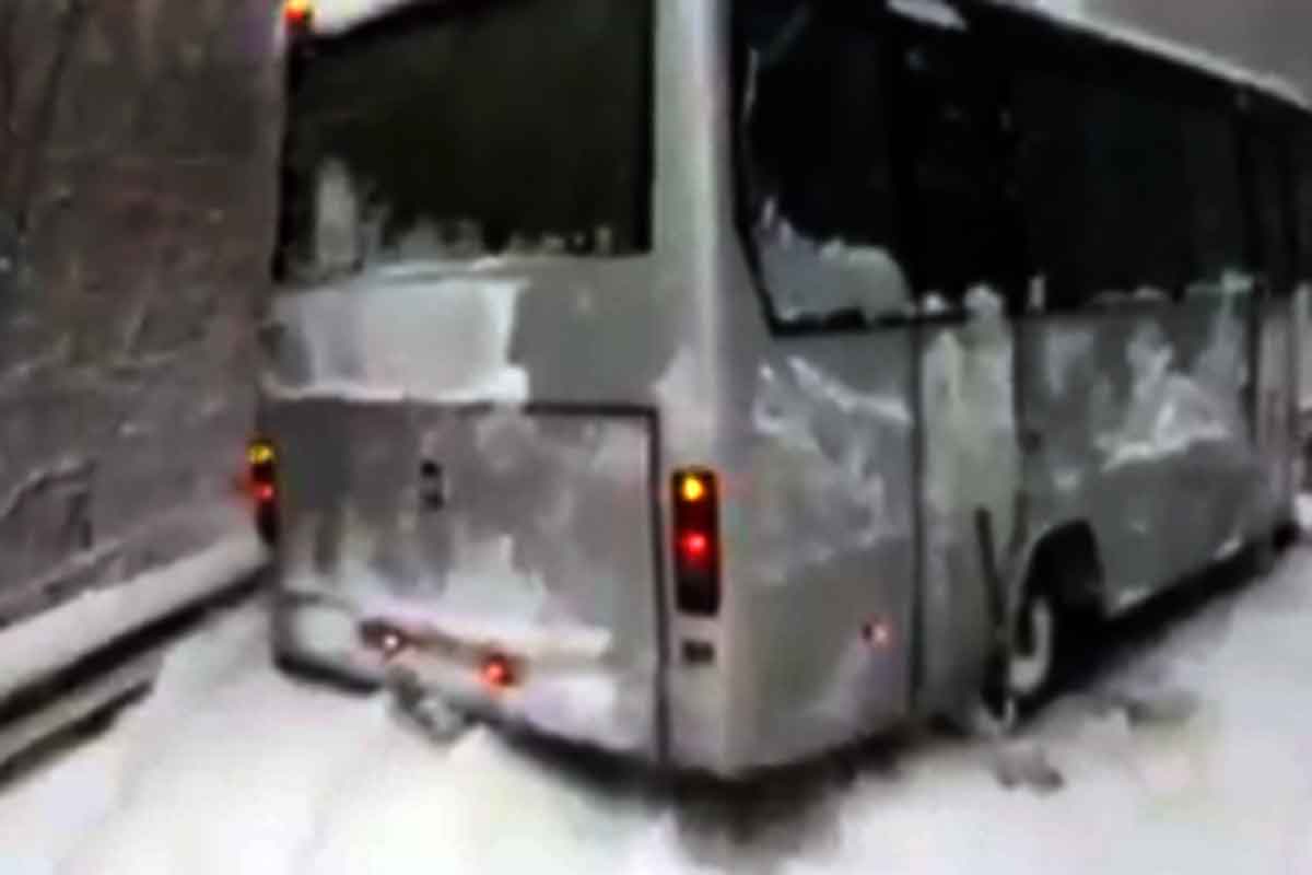 В сугробах застрял рейсовый автобус из Харькова