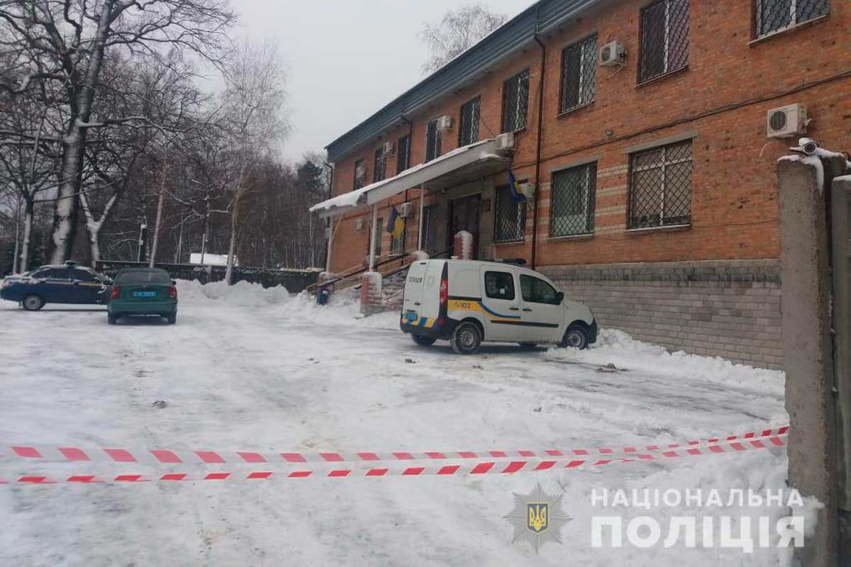 Под Харьковом заминировали суд (фото)