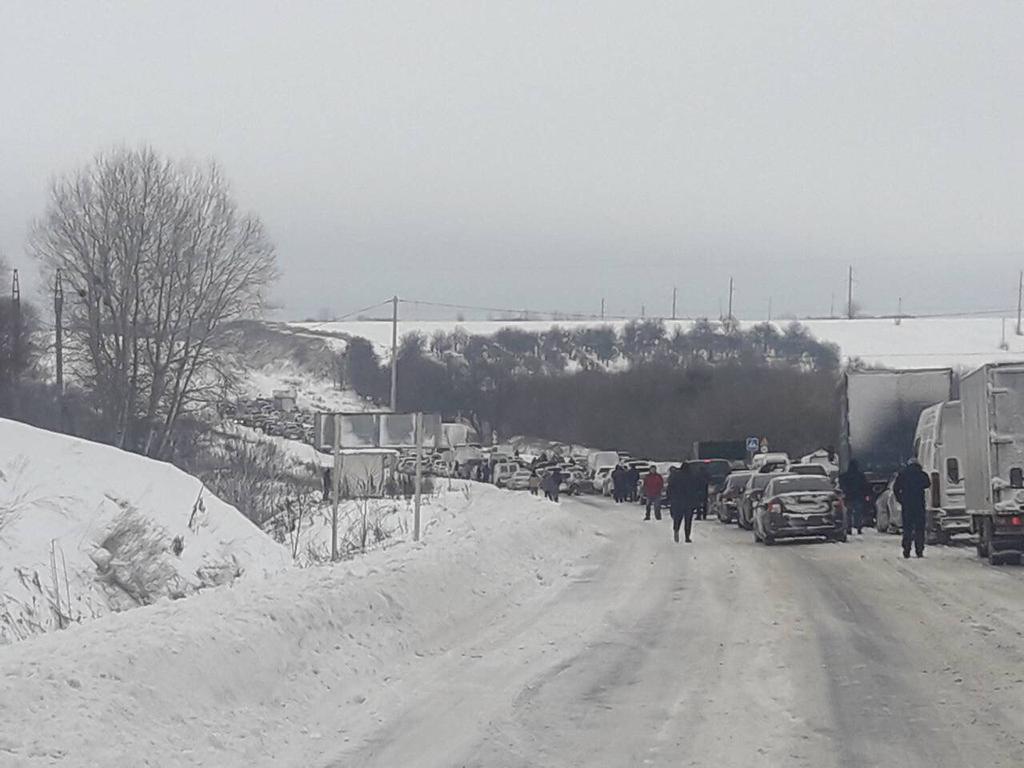 Автобус из Польши стоит в заторе сутки, у людей закончилась еда и вода