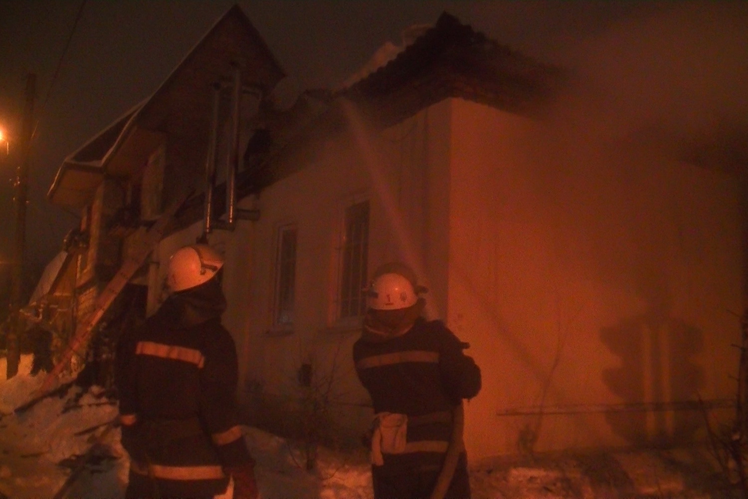 В Харькове вспыхнул частный дом (фото)