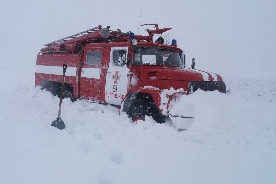 Под Харьковом дети попали в снежную ловушку